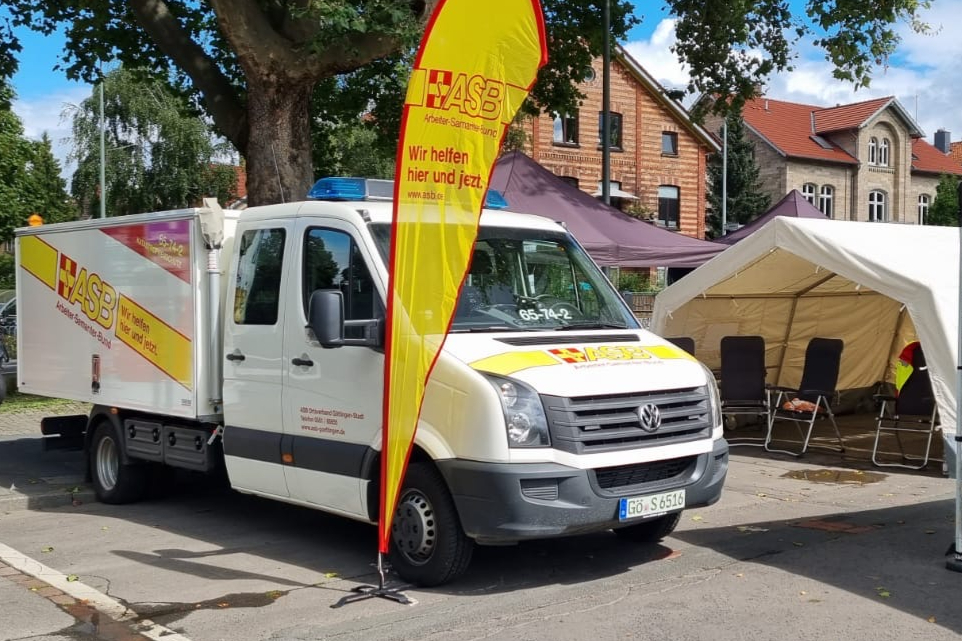 ASB - Gerätewagen und Sanitätszelt.JPG