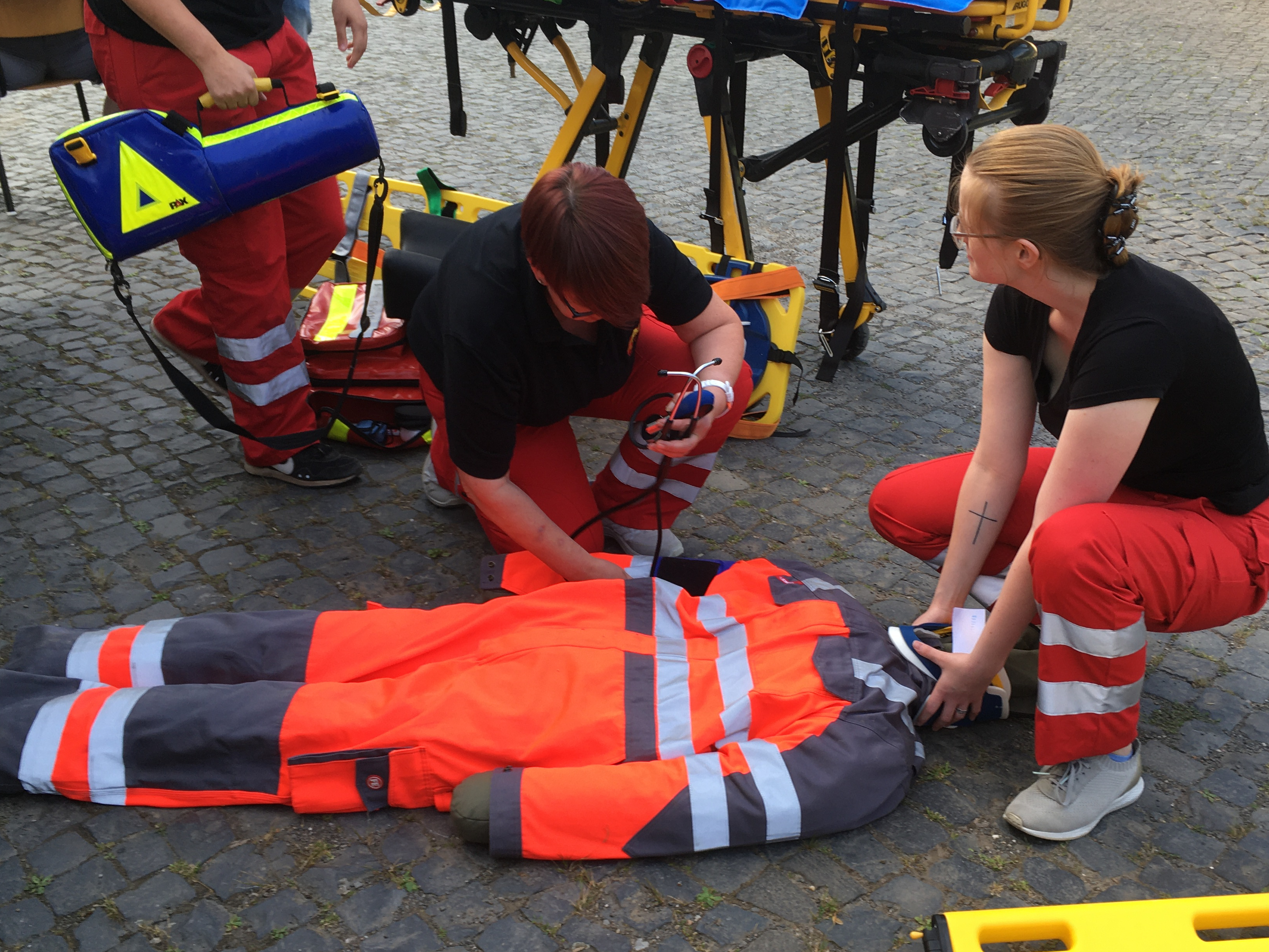 ASB - Sanitätsdienst Fallsimulation mit Dummy.JPG