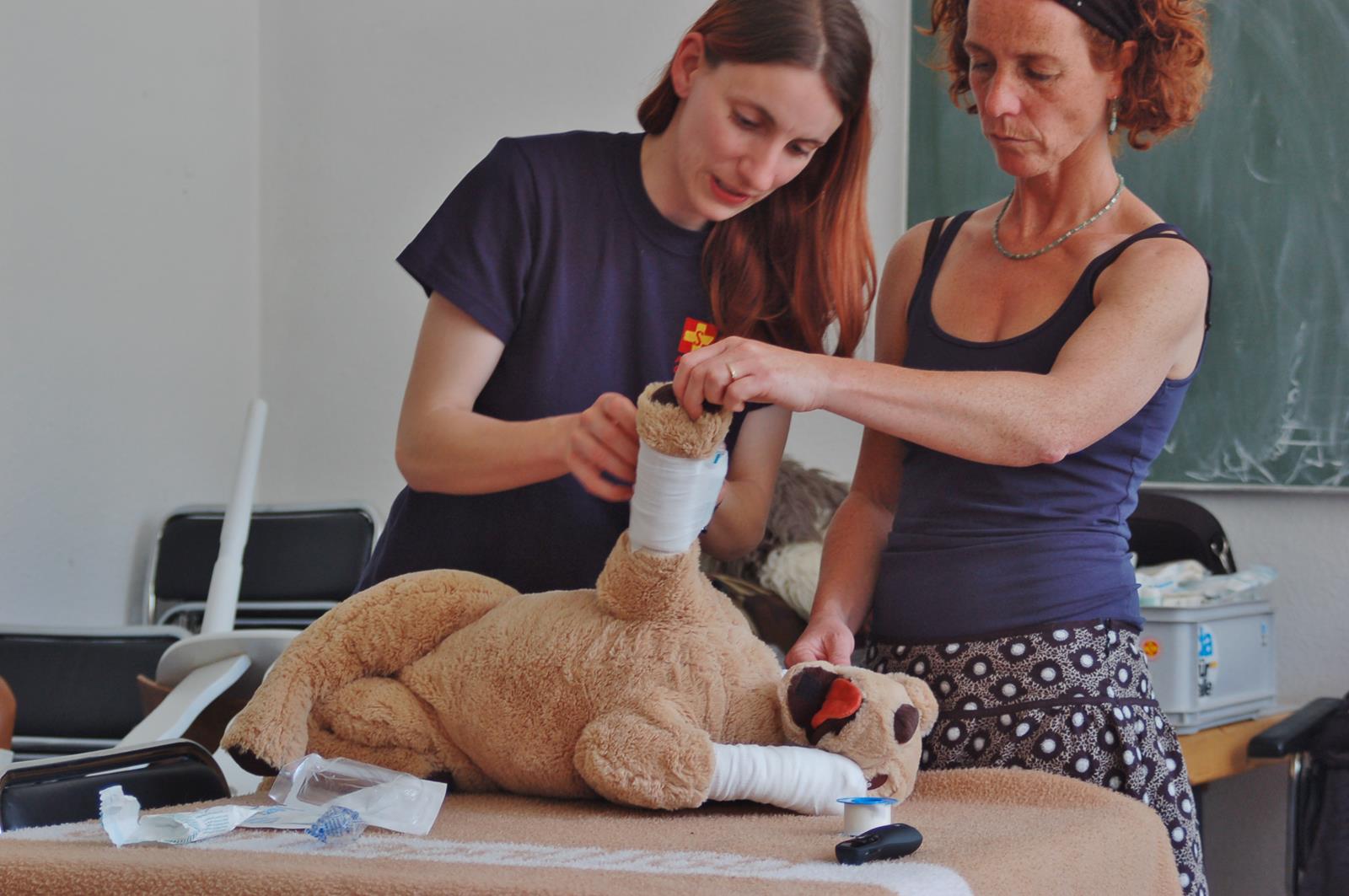 Kirsten Kiel (rechts) erklärt die Verbandstechnik an einer Puppe.jpg